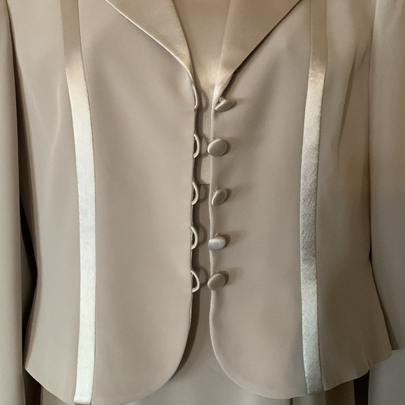 Oleg Cassini Black Tie champagne suit size 6 - Picture 3 of 14